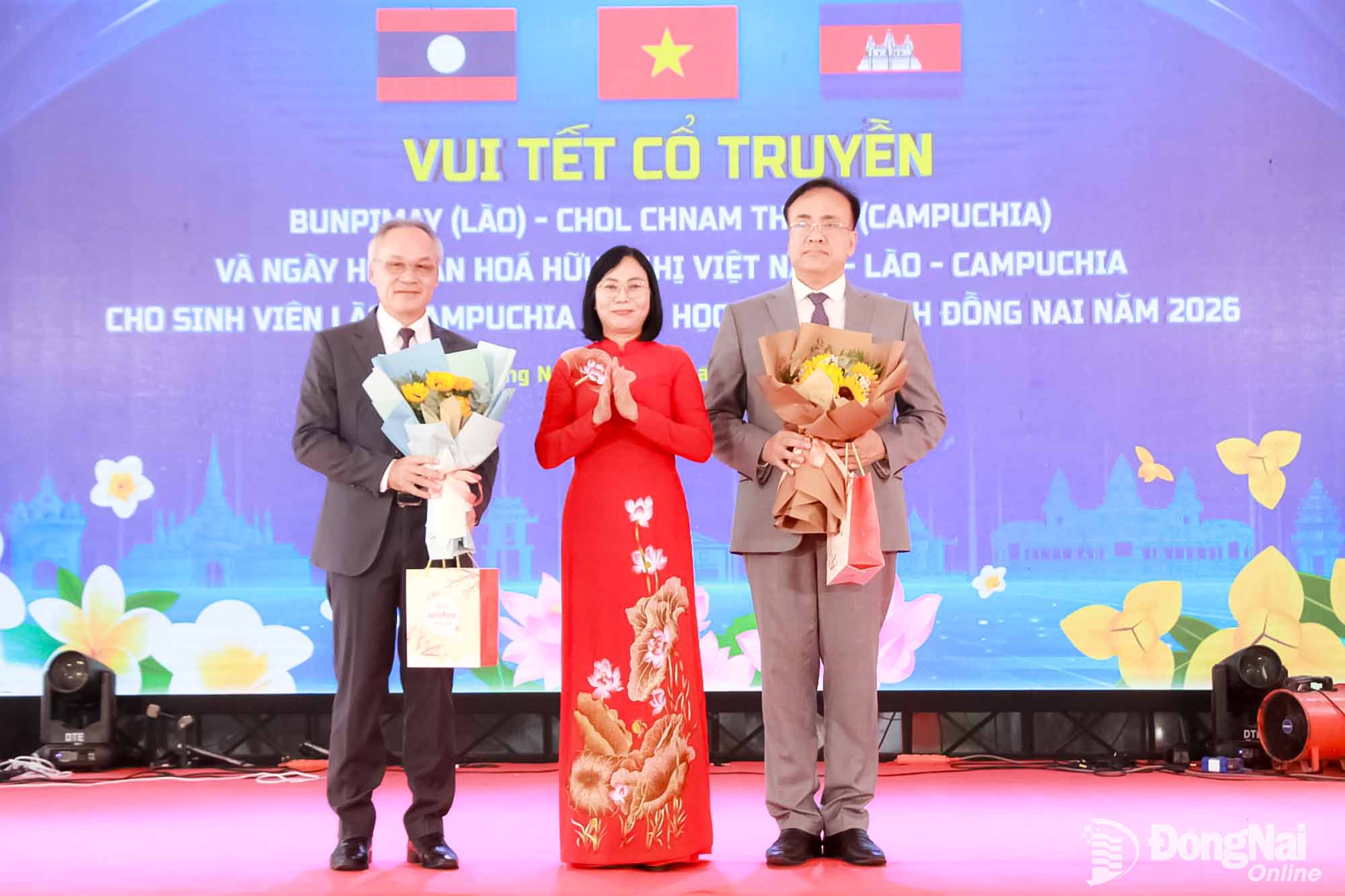 Nguyen Thi Hoang, member of the Provincial Party Committee and Vice Chairwoman of the Dong Nai People’s Committee, presents flowers and gifts to Cambodian Consul General in Ho Chi Minh City Chan Sorykan and Lao Consul General in Ho Chi Minh City Phonesy Bounmixay. Photo: Nga Son

