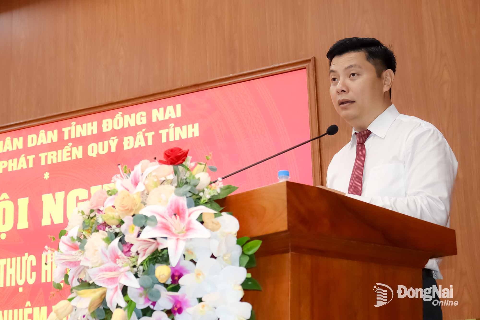 Nguyen Cao Tai, Director of the Dong Nai Land Fund Development Center, speaks at the conference. Photo: Hoang Loc

