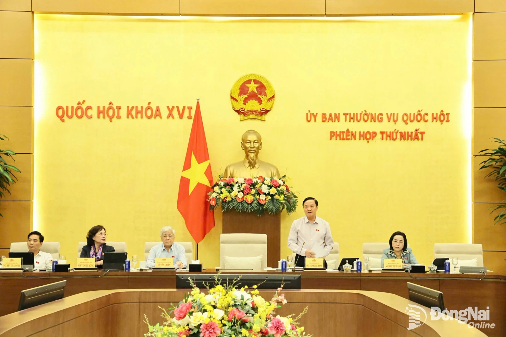 Nguyen Khac Dinh, Member of the Party Central Committee and Vice Chairman of the NA, speaks at the session. Photo: Cong Nghia

