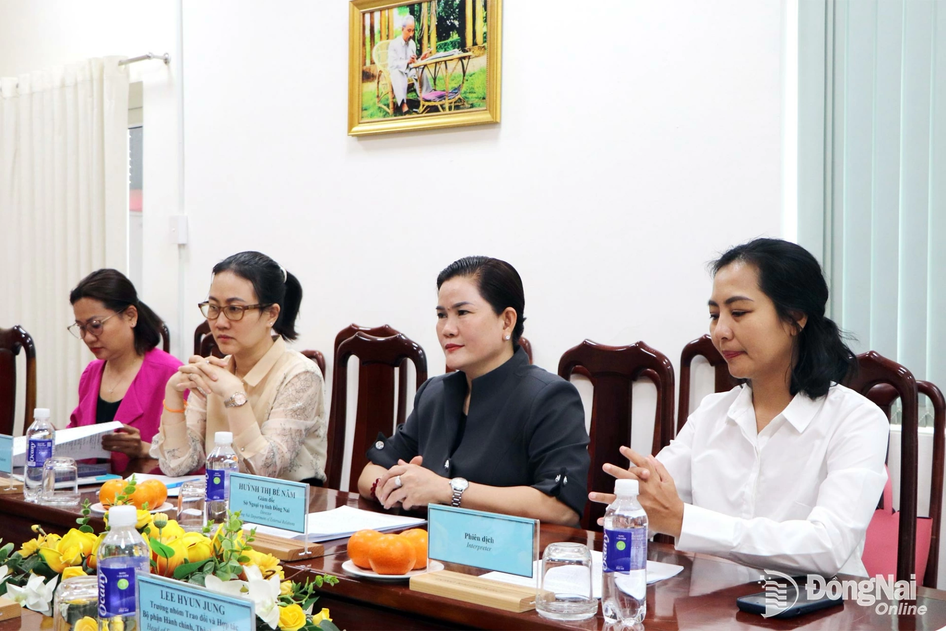 Representatives of the Dong Nai Department of Foreign Affairs exchange views with the Gimhae delegation. Photo: Ngoc Lien

