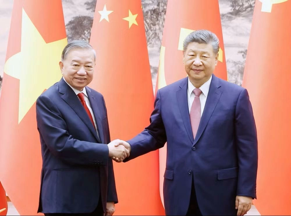 Tổng Bí thư, Chủ tịch nước Tô Lâm và Tổng Bí thư, Chủ tịch Trung Quốc Tập Cận Bình tại cuộc chứng kiến Lễ ký một số văn kiện hợp tác tiêu biểu giữa hai nước. (Ảnh: TTXVN)
