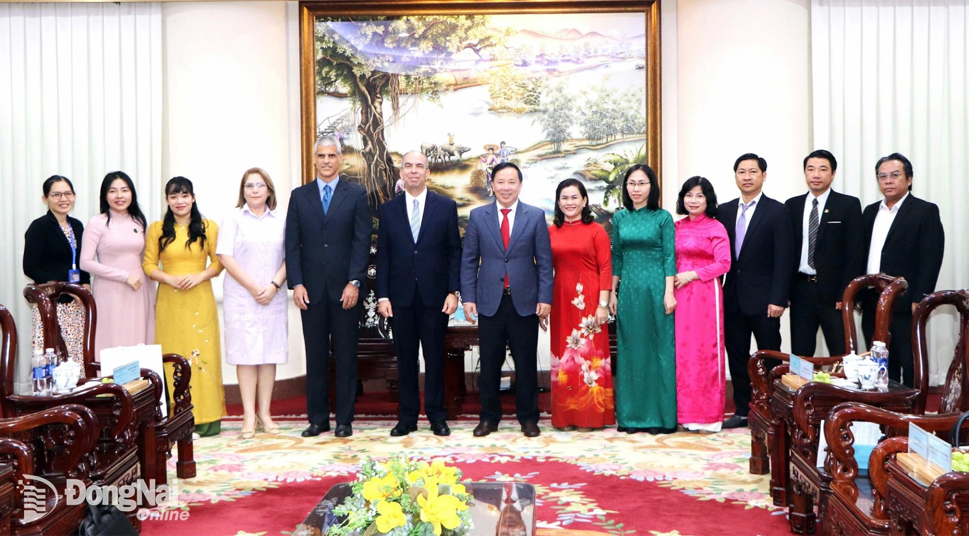 The Cuban Embassy delegation and leaders of Dong Nai province pose for a group photo. Photo: Ngoc Lien.

