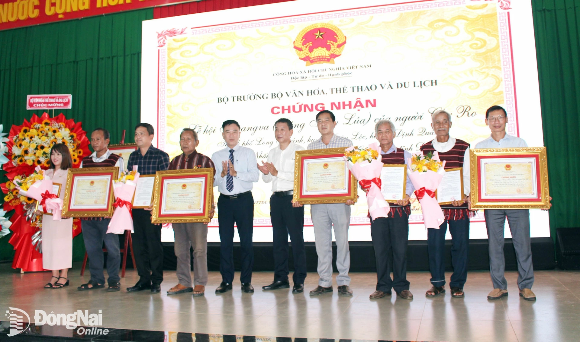 Local authorities receive the certificate recognizing the Sayangva Festival as national intangible cultural heritage. Photo: My Ny.

