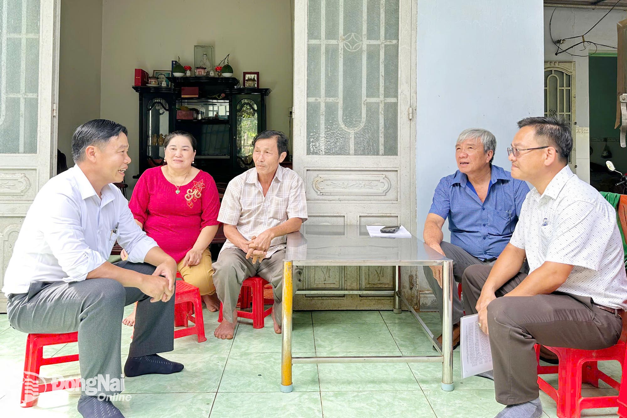 A delegation from Xuan Que commune meets with a local household to encourage land handover for the implementation of the Xuan Que – Song Nhan IP project. Photo: Thuy Linh

