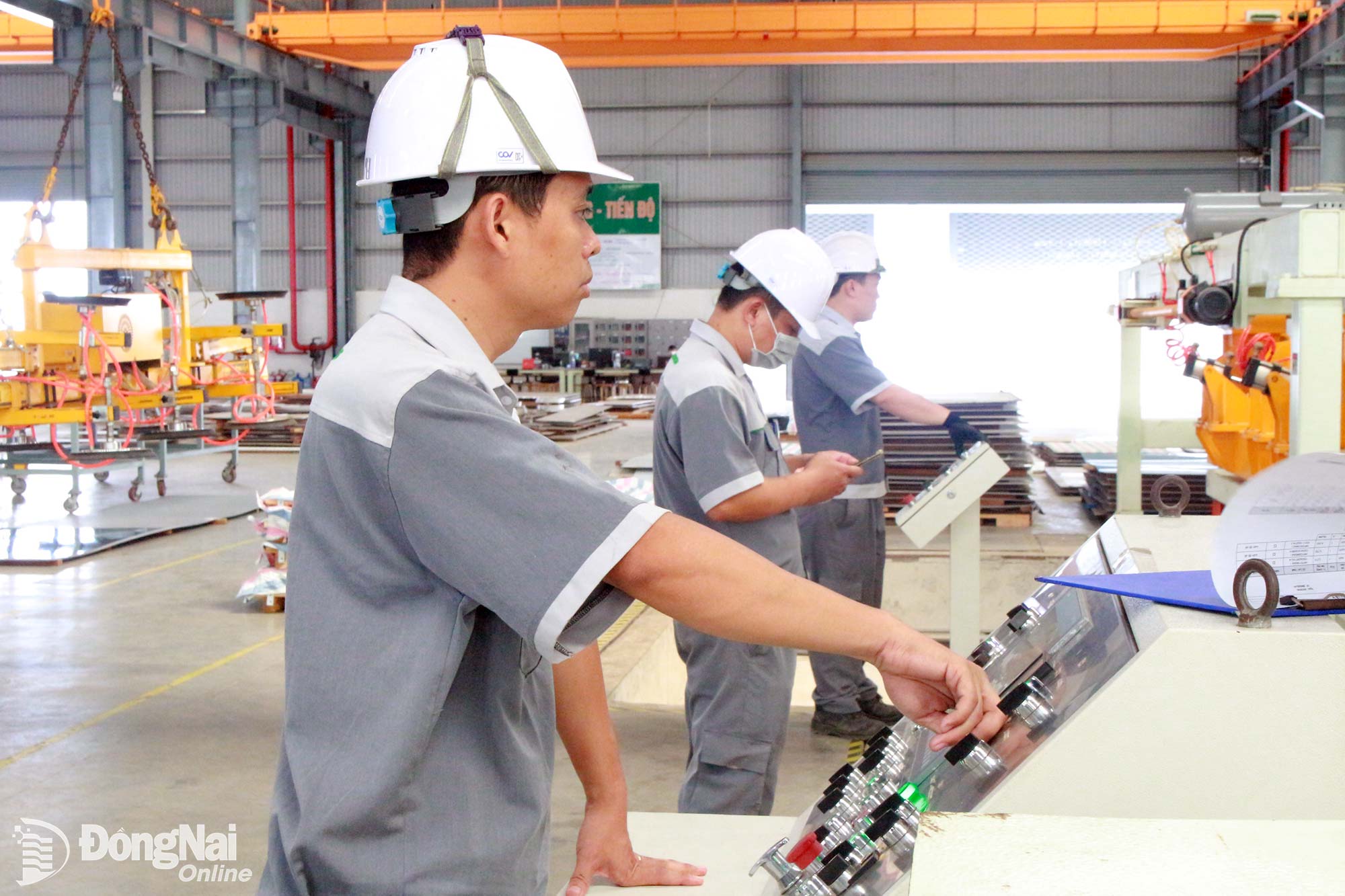 Workers at Diep Nam Phuong Production and Trading Co., Ltd. (Loc An – Binh Son Industrial Park, Dong Nai province) engage in production emulation. Photo: N. Hoa

