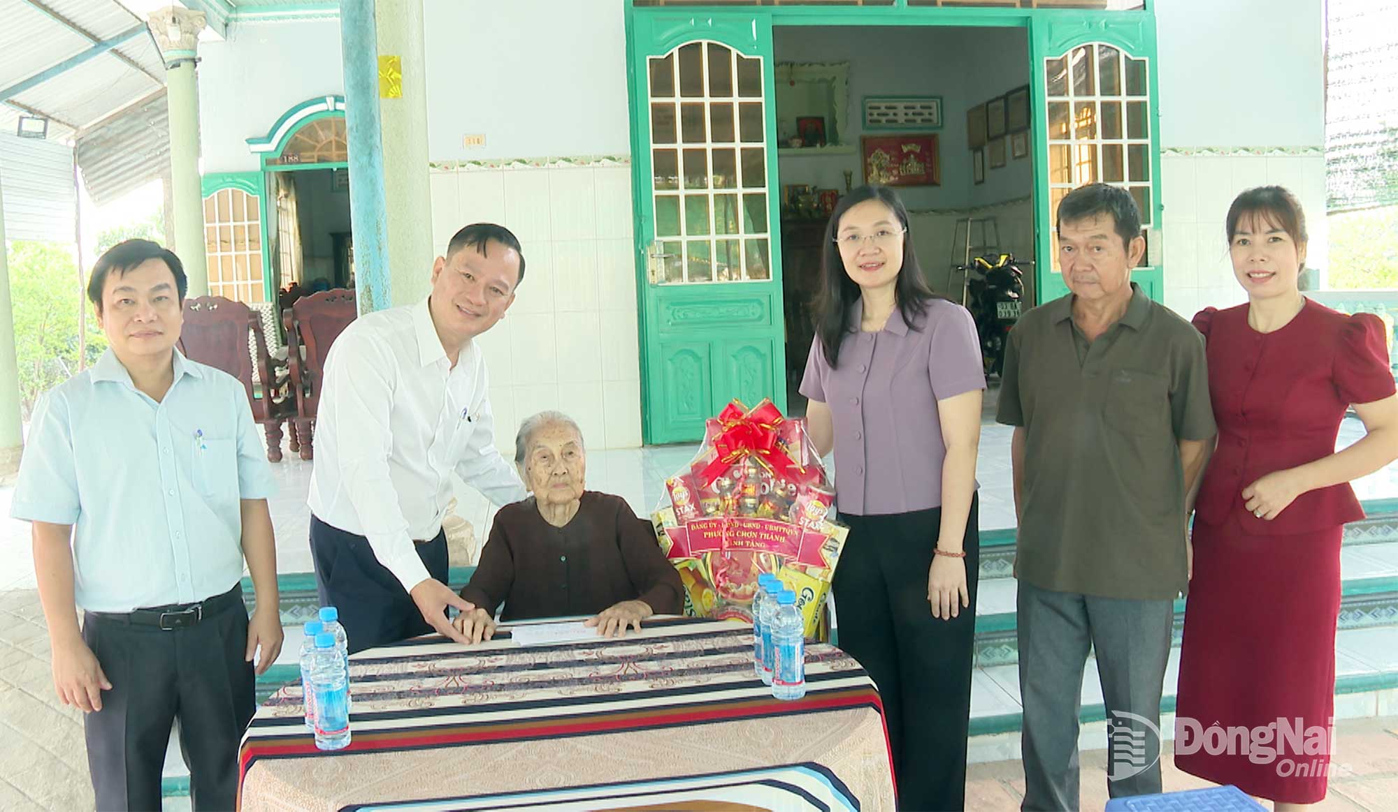 Nguyen Minh Binh, Secretary of the Party Committee and Chairman of the Peoples Council of Chon Thanh Ward, along with members of the delegation, visits and presents gifts to Vietnamese Heroic Mother Nguyen Thi Ngung, Quarter 10, Chon Thanh Ward. Photo: Do Trinh

