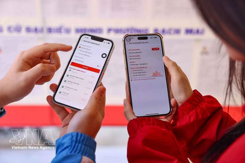Voters can access essential information about candidates on the VNeID app, enabling them to proactively learn and enhance their awareness when participating in elections. (Photo: VNA)