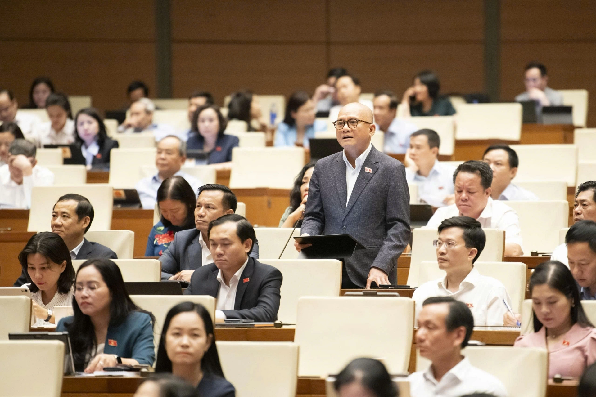 Đại biểu Bế Trung Anh, đoàn ĐBQH tỉnh Đắk Lắk phát biểu