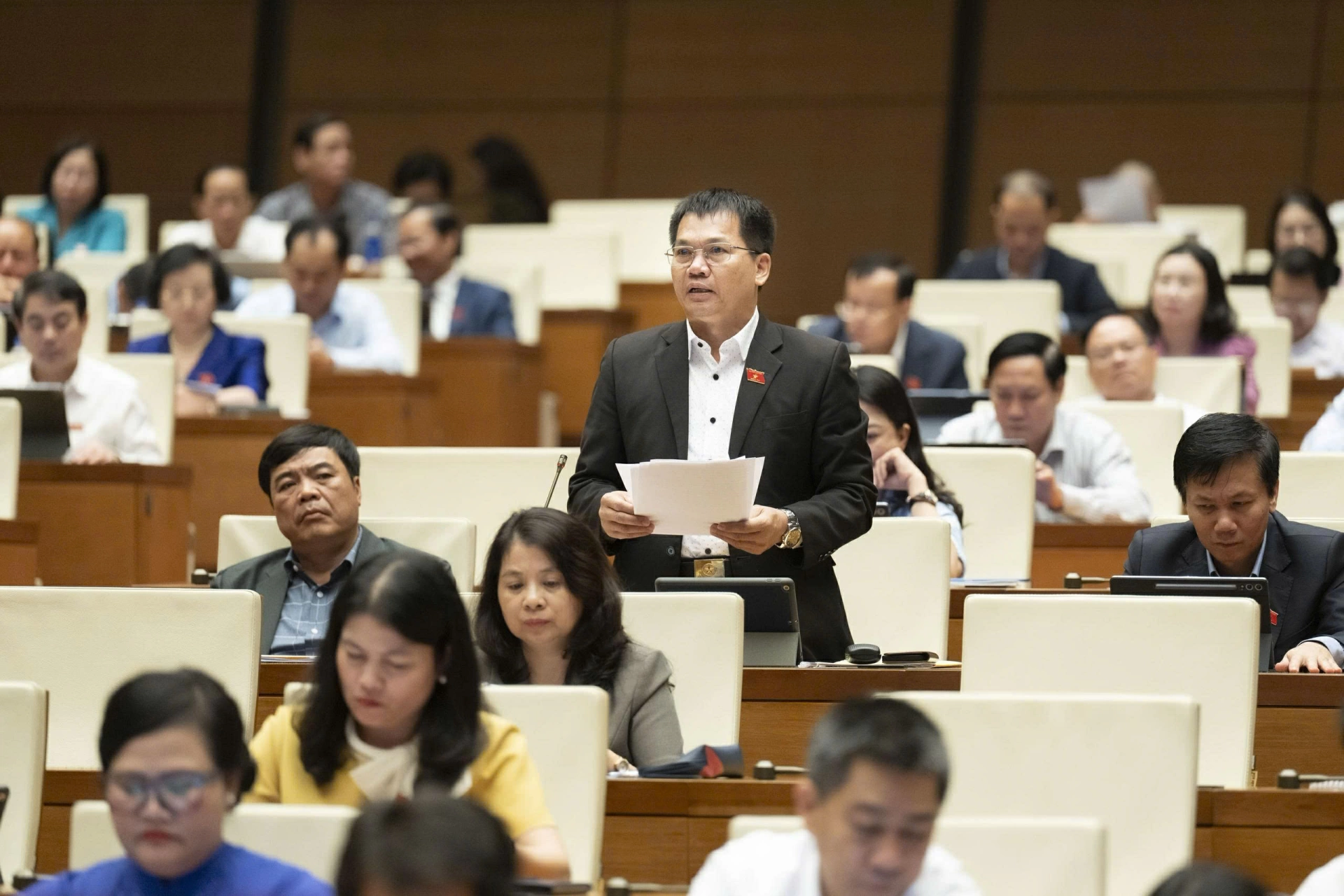 Đại biểu Dương Khắc Mai, đoàn ĐBQH tỉnh Lâm Đồng phát biểu