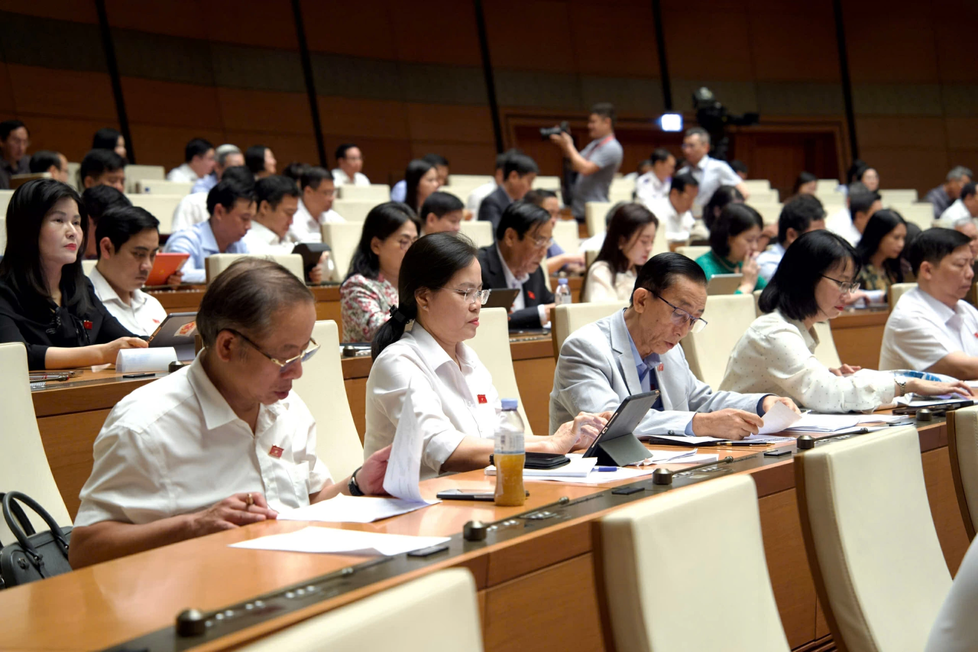 Các đại biểu tham dự phiên họp

