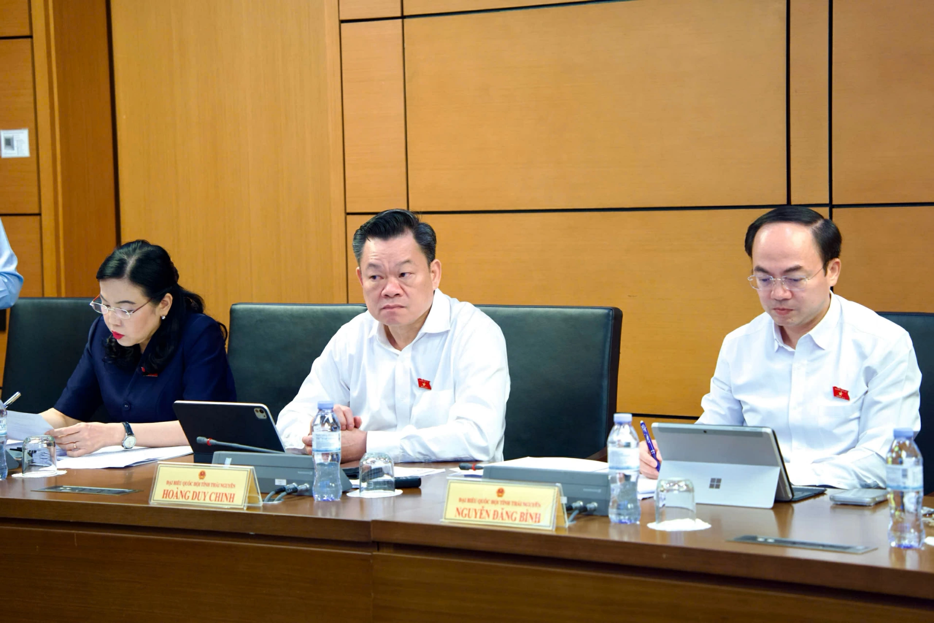 Các đại biểu Đoàn ĐBQH tỉnh Thái Nguyên tại buổi thảo luận Tổ

