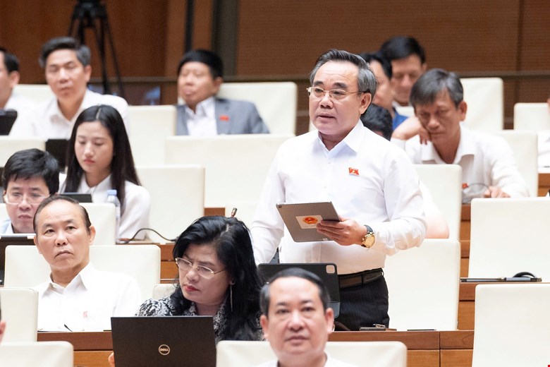 Đại biểu Lê Hữu Trí - Đoàn đại biểu Quốc hội tỉnh Khánh Hoà phát biểu