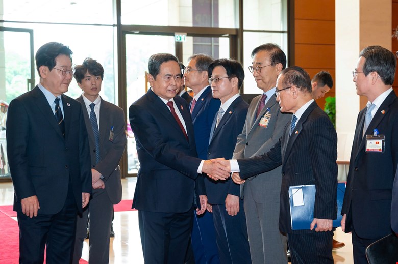 Tổng thống Hàn Quốc Lee Jae Myung giới thiệu với Chủ tịch Quốc hội Trần Thanh Mẫn các đại biểu cấp cao phía Hàn Quốc

