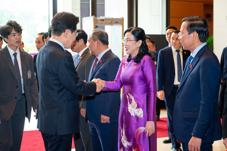 Chủ tịch Quốc hội Trần Thanh Mẫn giới thiệu với Tổng thống Hàn Quốc Lee Jae Myung các đại biểu cấp cao phía Việt Nam

