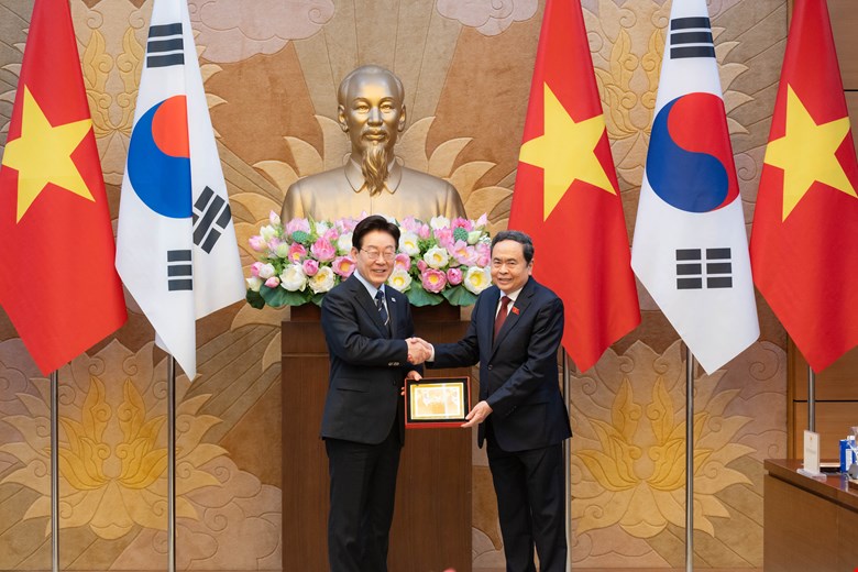 Chủ tịch Quốc hội Trần Thanh Mẫn trao quà tặng Tổng thống Hàn Quốc Lee Jae Myung


