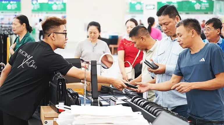 Domestic consumption is expected to improve thanks to wage reform policies and demand stimulus measures. Photo: NAM NGUYEN
