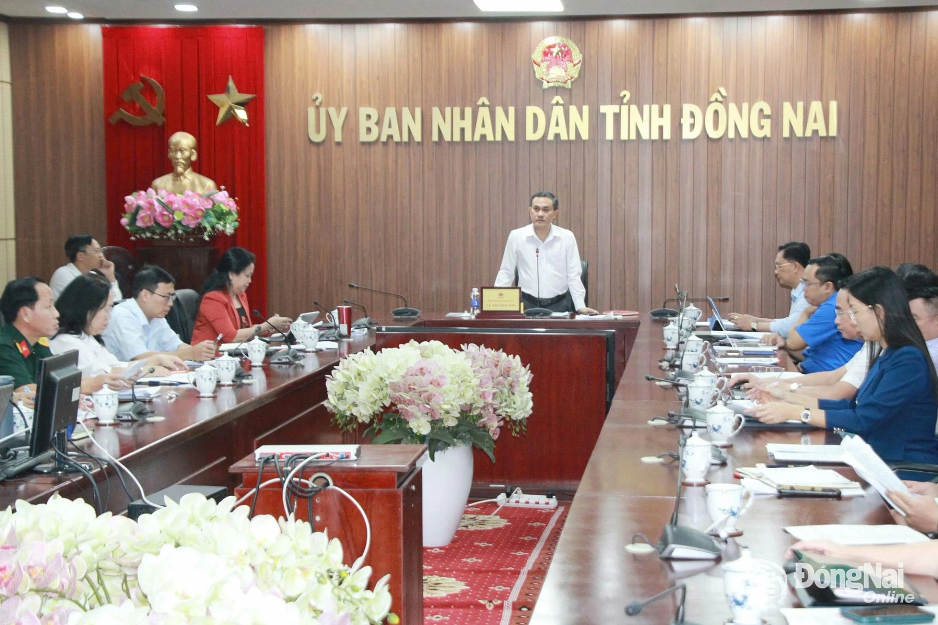 Ủy viên Ban Thường vụ Tỉnh ủy, Phó Chủ tịch UBND tỉnh Lê Trường Sơn phát biểu tại cuộc họp. Ảnh: Nga Sơn