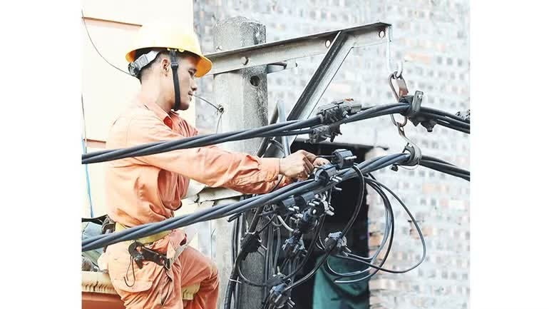 High energy demand requires accelerated implementation of power projects. (Photo: Hai Nam)