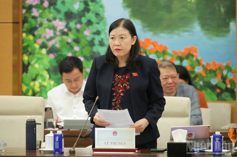 Phó Chủ nhiệm Thường trực Ủy ban Dân nguyện và Giám sát Lê Thị Nga trình bày báo cáo. (Ảnh: DUY LINH)
