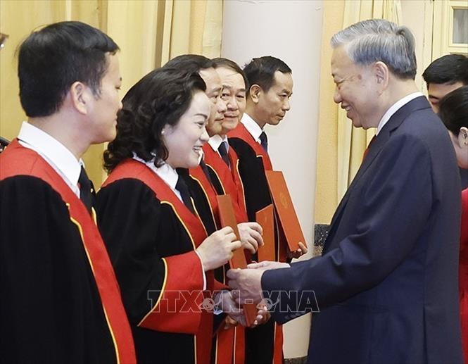 Tổng Bí thư, Chủ tịch nước Tô Lâm trao Quyết định bổ nhiệm chức danh Thẩm phán Toà án nhân dân Tối cao cho các thẩm phán. Ảnh: Thống Nhất/TTXVN
