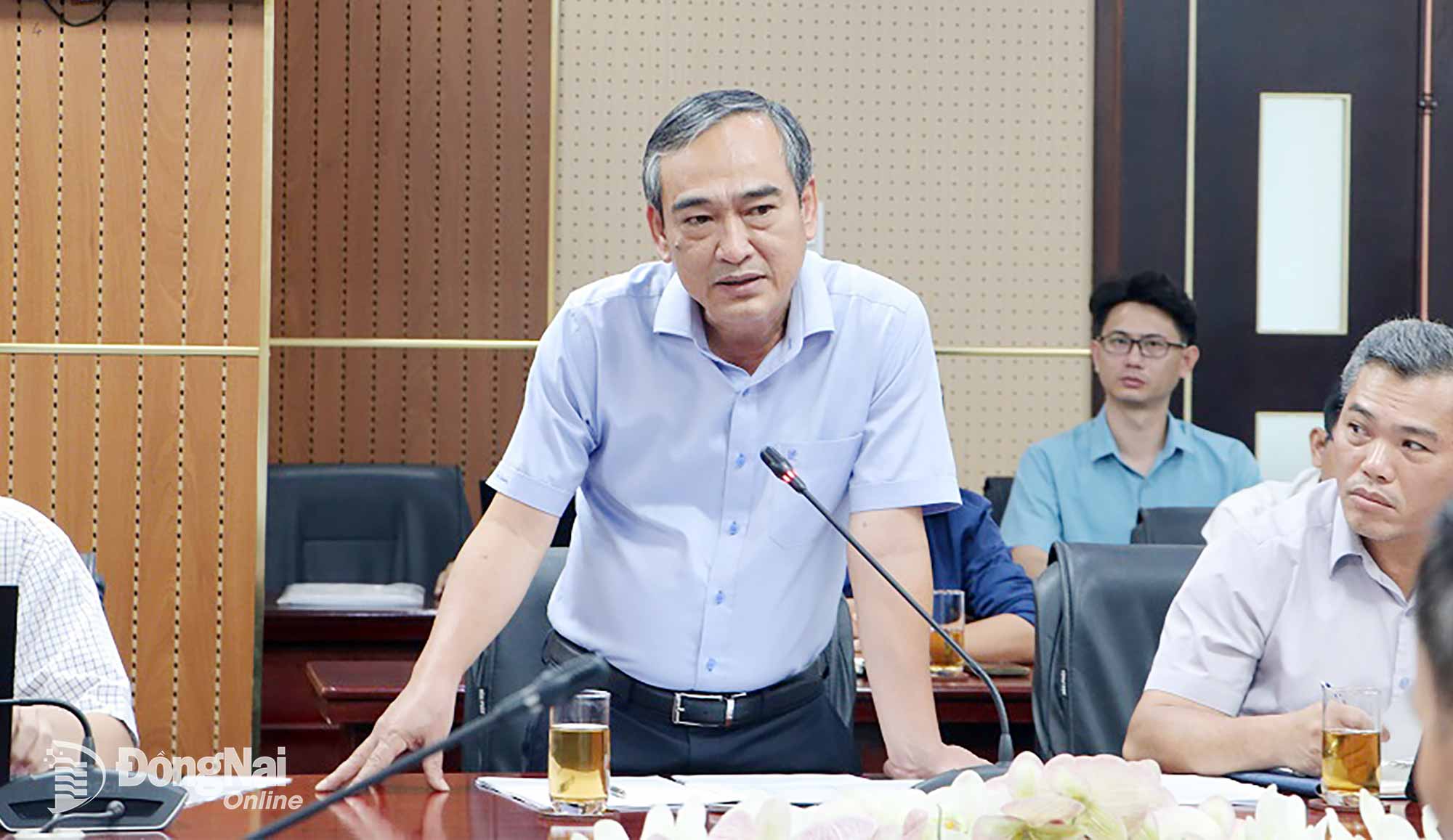 Director of the Provincial Investment and Construction Project Management Board Dinh Tien Hai reports at the meeting. Photo: Pham Tung