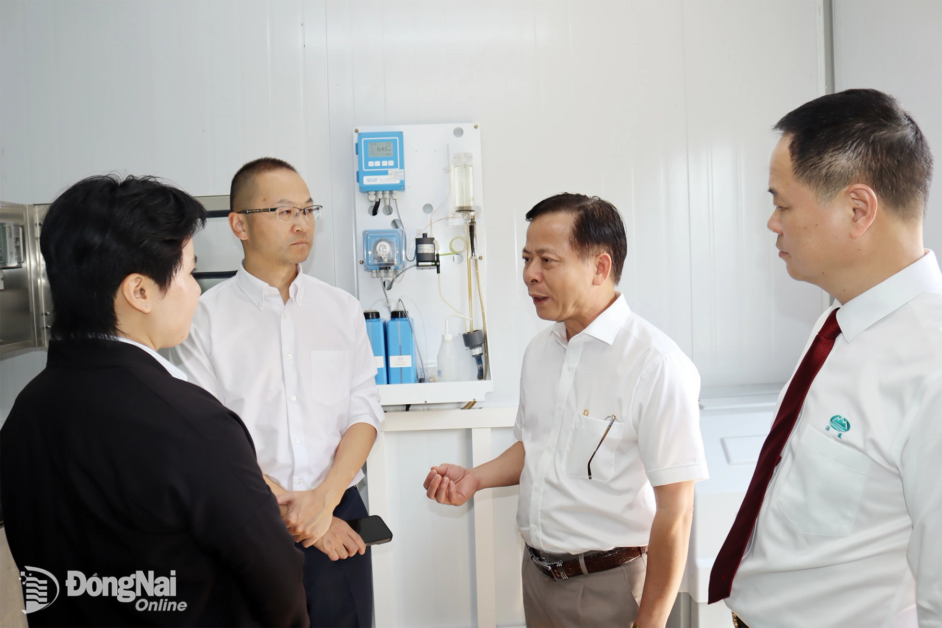 Đại diện Ban Quản lý các Khu công nghiệp, khu kinh tế tỉnh Đồng Nai trao đổi với đại diện các doanh nghiệp đến từ Trung Quốc về công tác quản lý, xử lý nước thải công nghiệp. Ảnh: Hoàng Lộc