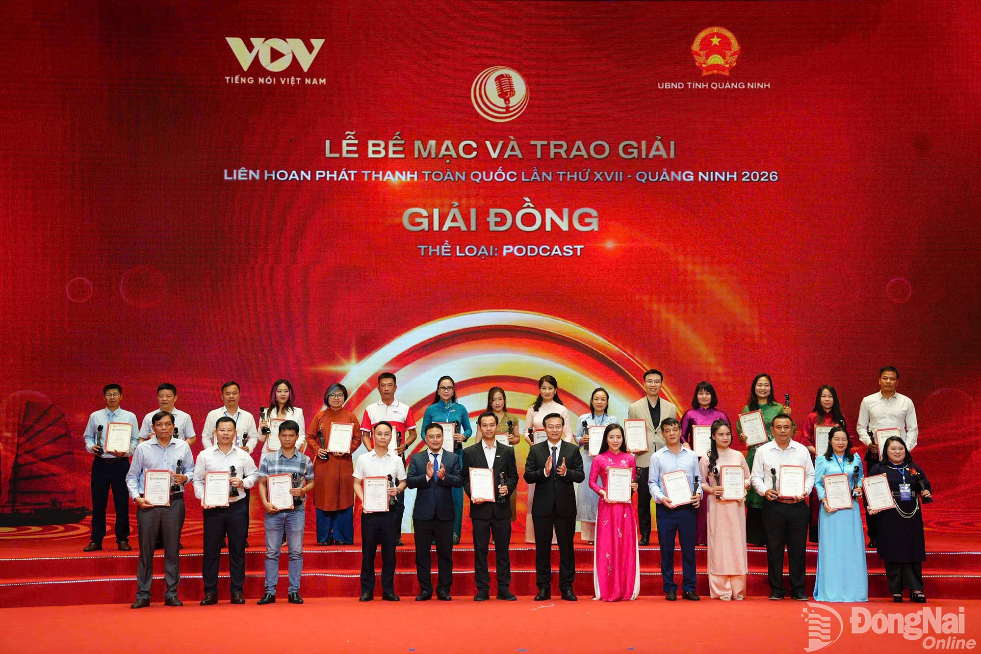 The organizing committee presents the Bronze award in the thematic Podcast category at the 2026 National Radio Festival. Photo: Hung Cat

