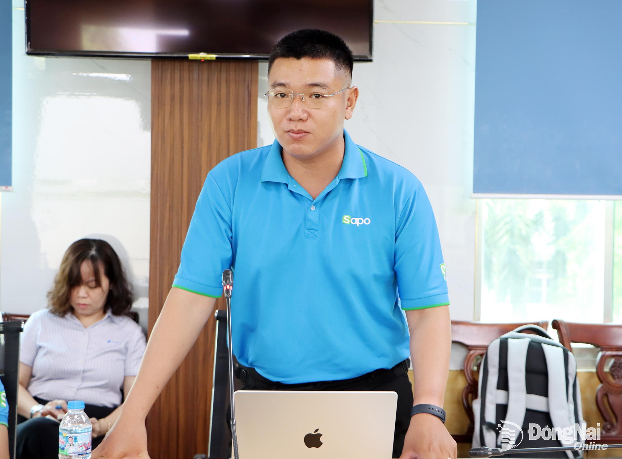 Đại diện đơn vị cung ứng dịch vụ trao đổi tại buổi làm việc. Ảnh: Vương Thế