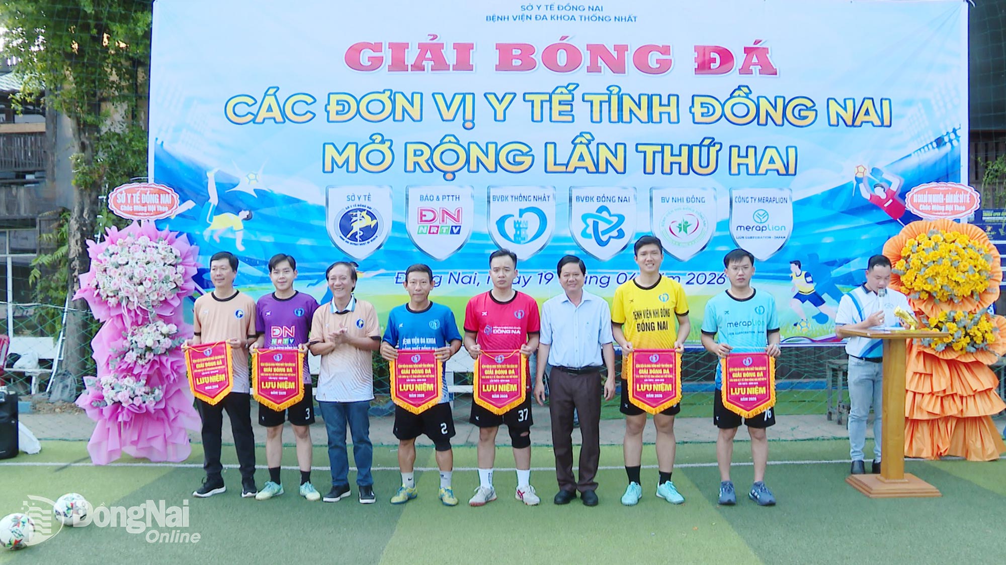 Ban tổ chức trao cờ lưu niệm cho các đơn vị tham dự giải. Ảnh: Hoàng Vũ