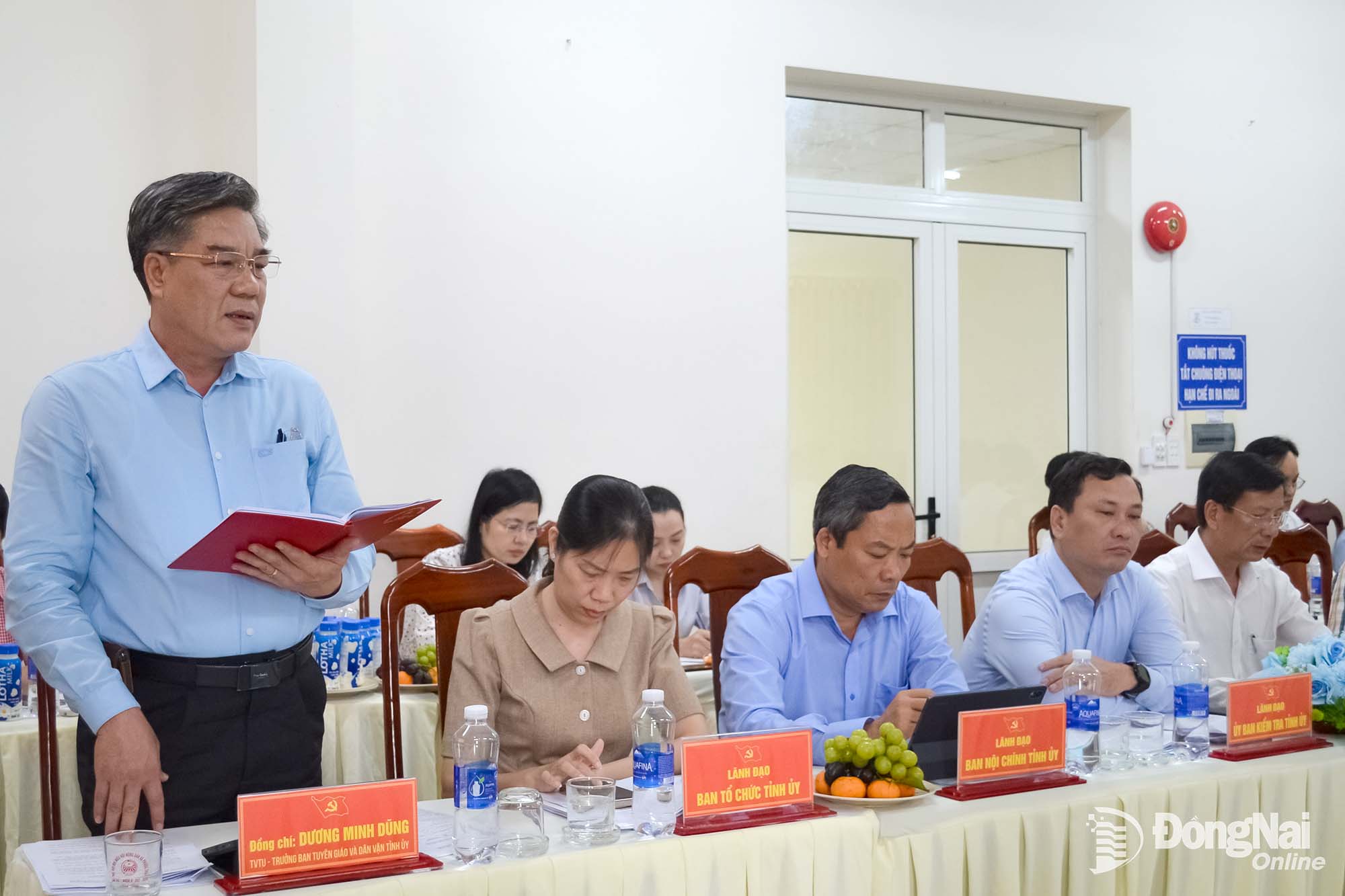 Duong Minh Dung, Member of the Provincial Party Standing Committee and Head of the PPC’s Commission for Information, Education and Mass Mobilization, speaks at the session. Photo: Phuong Hang

