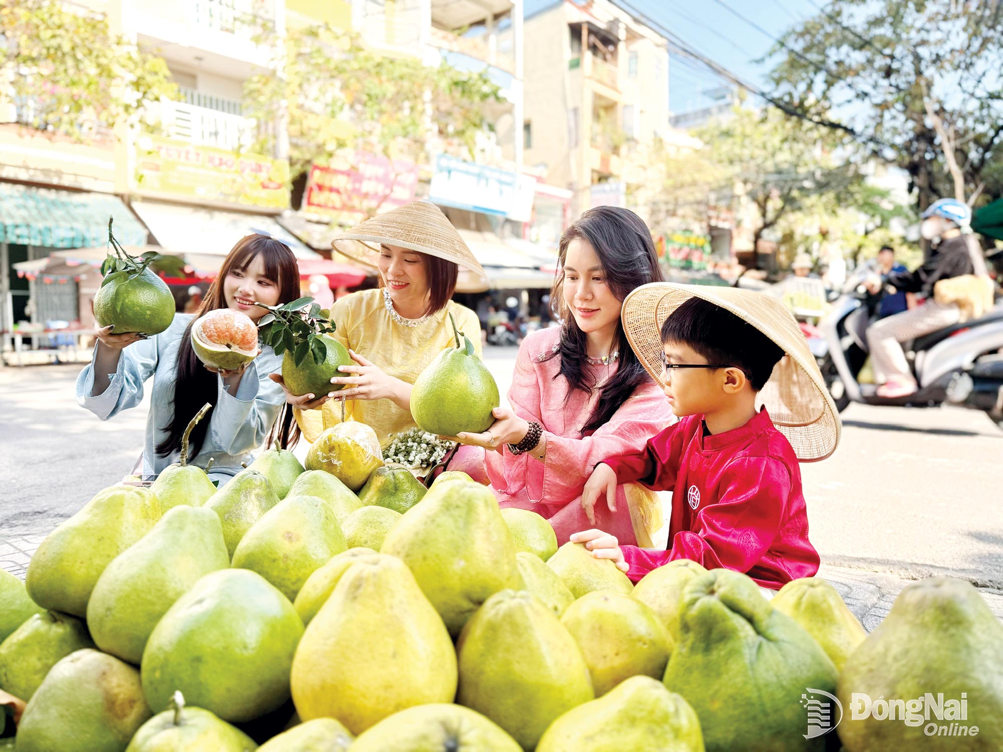 A visitor purchases Tan Trieu pomelos, a Dong Nai specialty, at Bien Hoa Market. Photo: Nhat Ha

