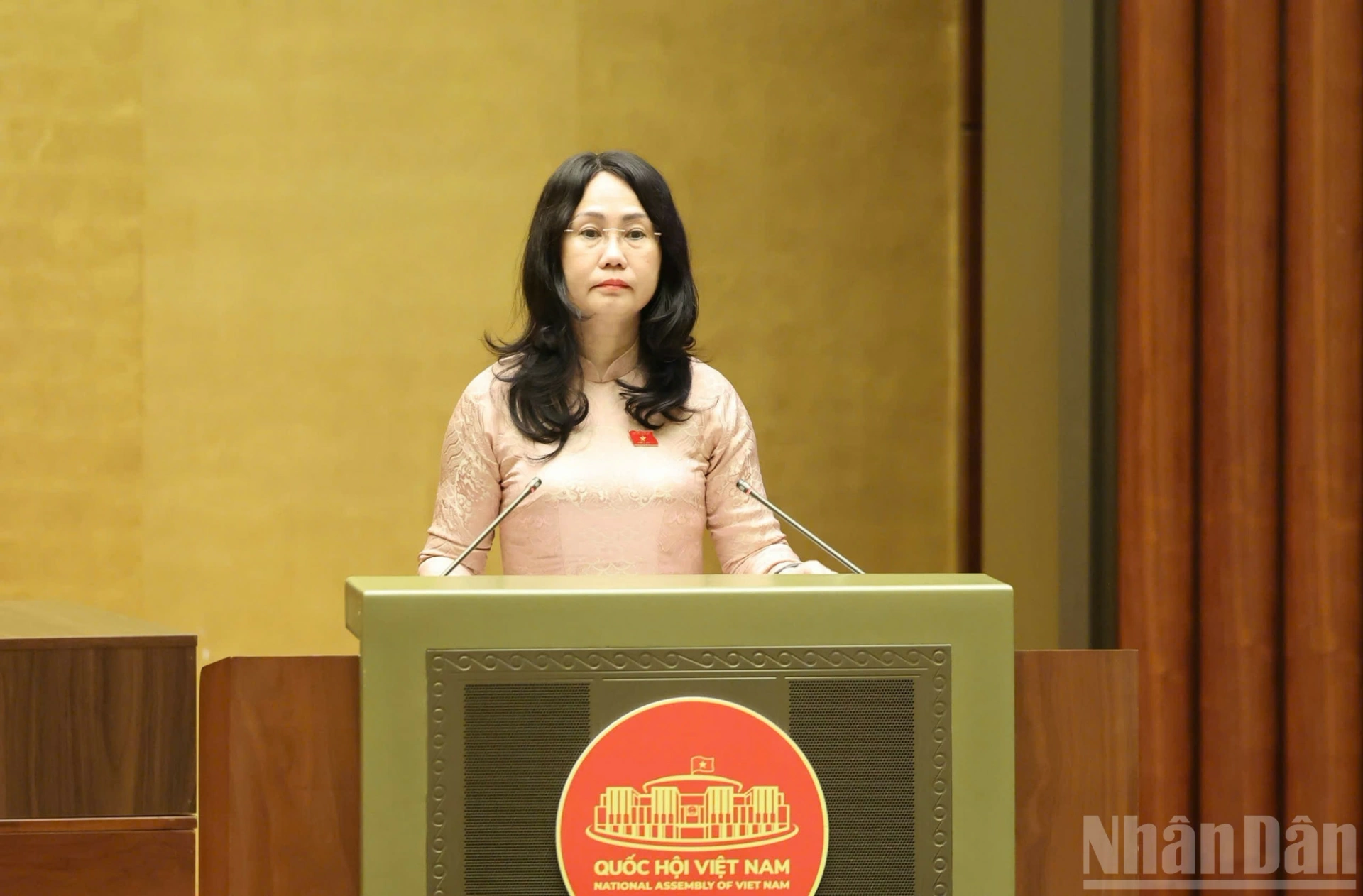 Bà Lâm Thị Phương Thanh, Bộ trưởng Văn hóa, Thể thao và Du lịch, thừa ủy quyền của Thủ tướng Chính phủ, trình bày Tờ trình về dự thảo Nghị quyết của Quốc hội về một số cơ chế, chính sách đột phá phát triển văn hóa Việt Nam. (Ảnh: DUY LINH)
