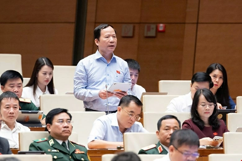 Đại biểu Nguyễn Đặng Ân phát biểu trên hội trường về tình hình kinh tế - xã hội. Ảnh: Quốc hội

