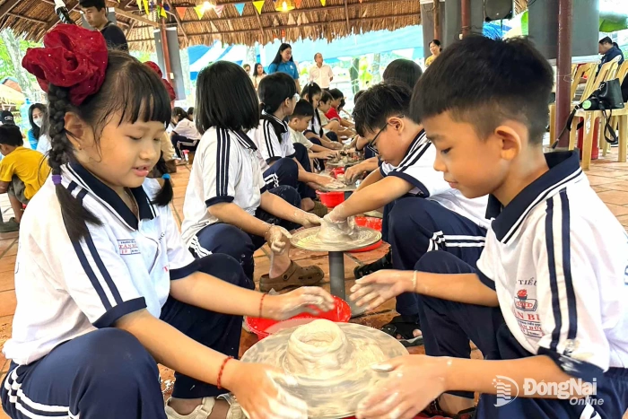 Khai thác dư địa du lịch về nguồn cho học sinh