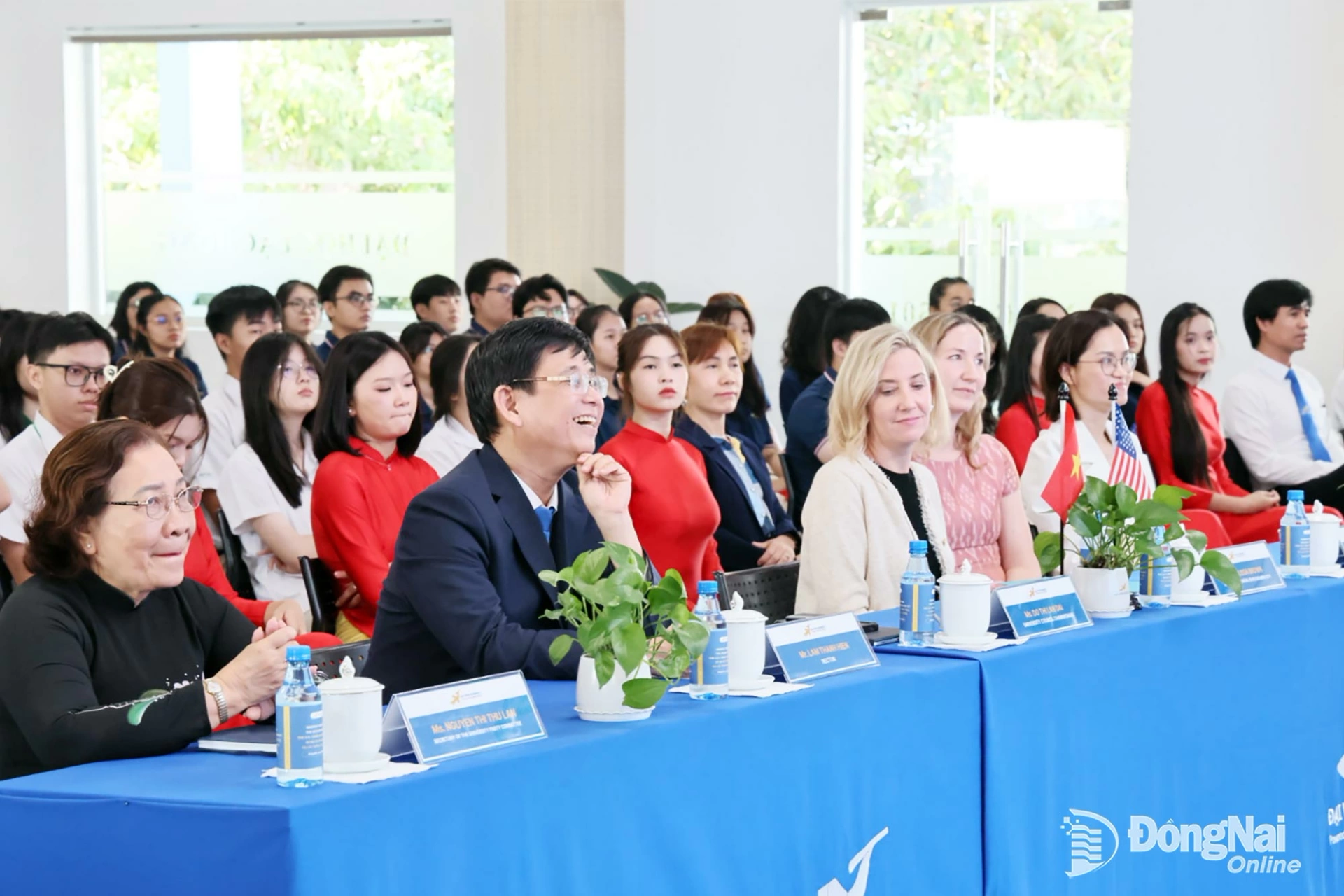 Officials, lecturers, and students of Lac Hong University and Lac Hong Bilingual Primary-Secondary-High School attend the exchange session. Photo: Cong Nghia

