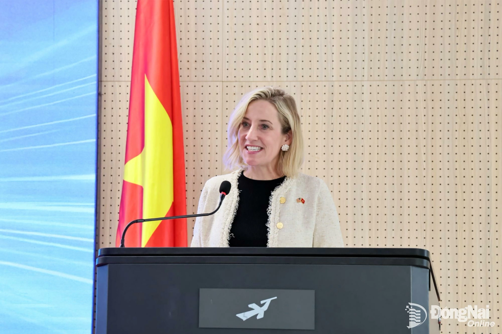 Consul General Melissa Brown engages with students. Photo: Cong Nghia

