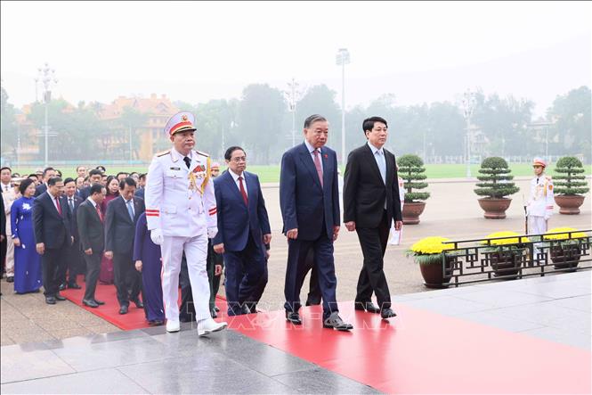 Tổng Bí thư Tô Lâm dẫn đầu Đoàn Đại biểu Quốc hội khóa XVI vào Lăng viếng Chủ tịch Hồ Chí Minh. Ảnh: An Đăng/TTXVN
