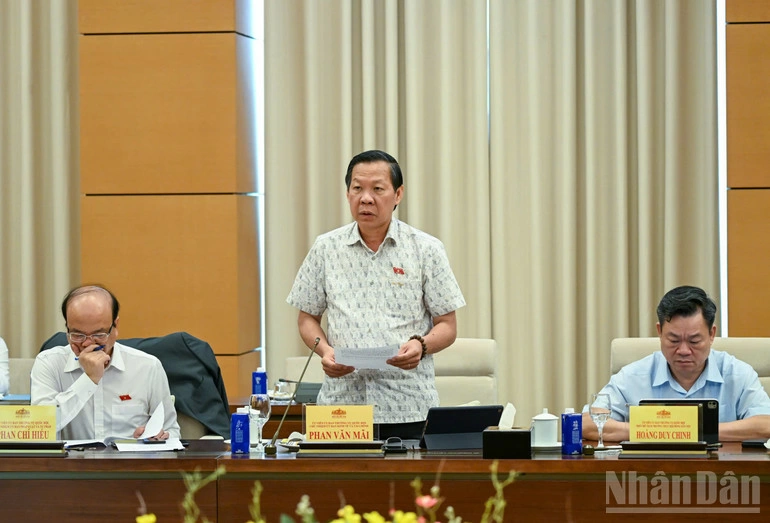 Chủ nhiệm Ủy ban Kinh tế và Tài chính Phan Văn Mãi nêu quan điểm thẩm tra. Ảnh: DUY LINH
