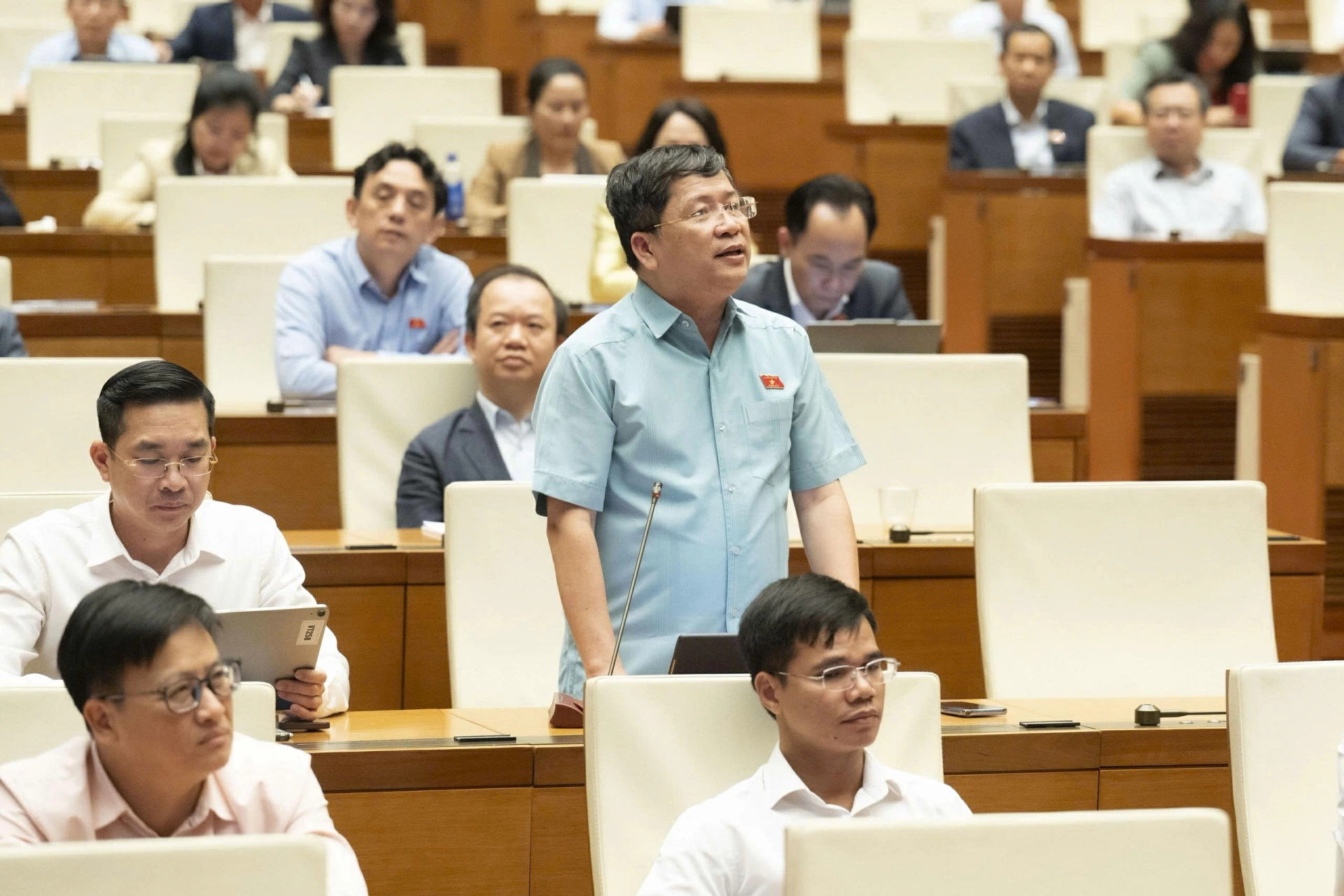 Đại biểu Tạ Văn Hạ, ĐBQH thành phố Đà Nẵng phát biểu

