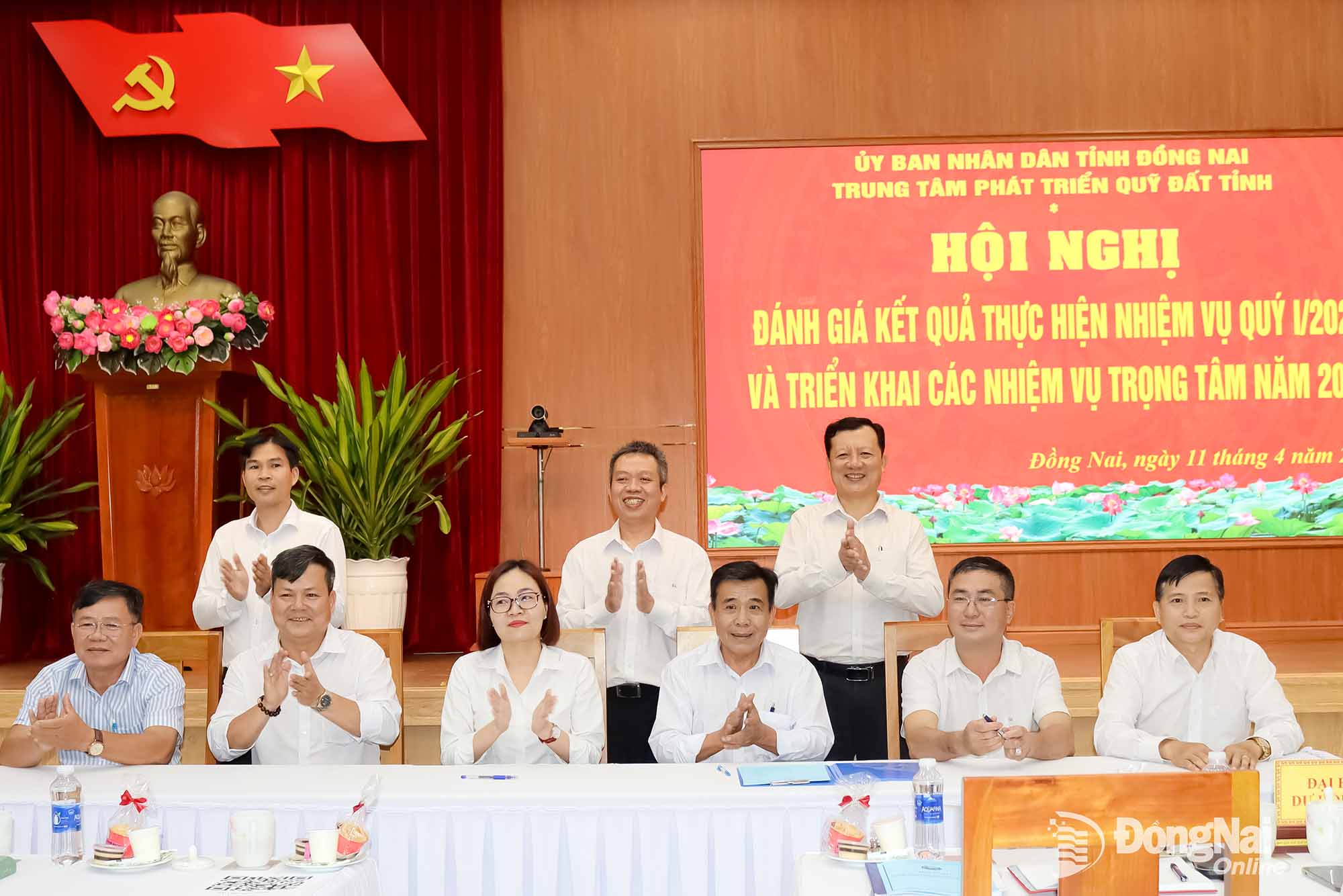 Units sign a commitment to complete the progress of compensation and site clearance for key projects and works in the province. Photo: Hoang Loc

