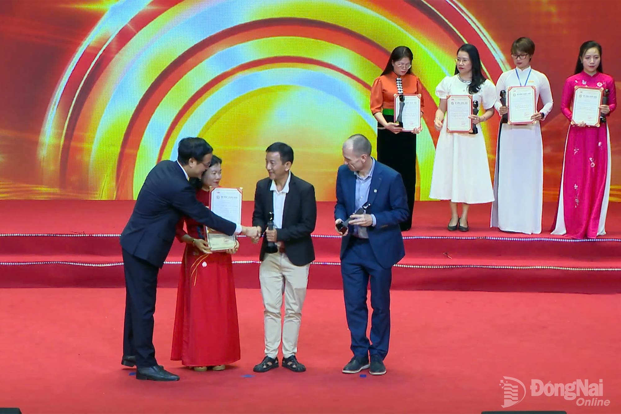 The organizing committee presents the Bronze award for Live Radio to Dong Nai Newspaper and Radio, Television at the 2026 National Radio Festival. Photo: Dieu Lanh

