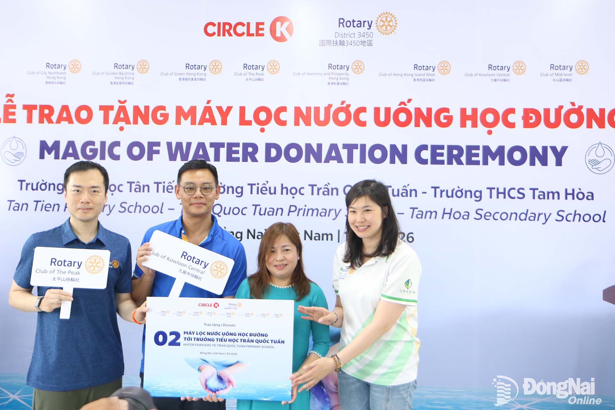 Leaders of Tran Quoc Tuan Primary School receive the symbolic plaque for two water filters. Photo: Van Truyen

