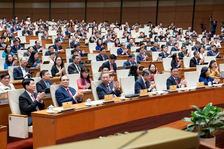 Các đại biểu Quốc hội chúc mừng thành công Kỳ họp thứ Nhất, Quốc hội khoá XVI

