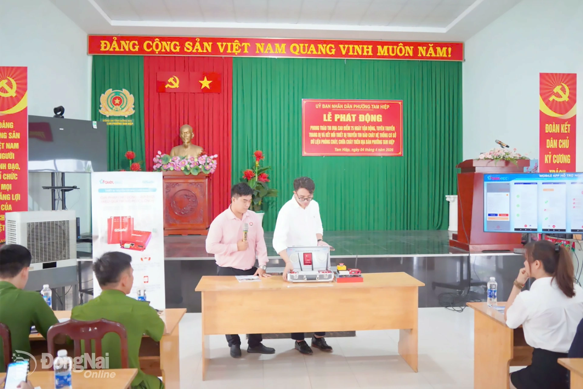 Đại diện Tổng Công ty Công nghệ - Viễn thông toàn cầu (GTEL) giới thiệu thiết bị truyền tin báo cháy và hướng dẫn cách thức lắp đặt, vận hành cho các hộ kinh doanh. Ảnh: Lê Duy