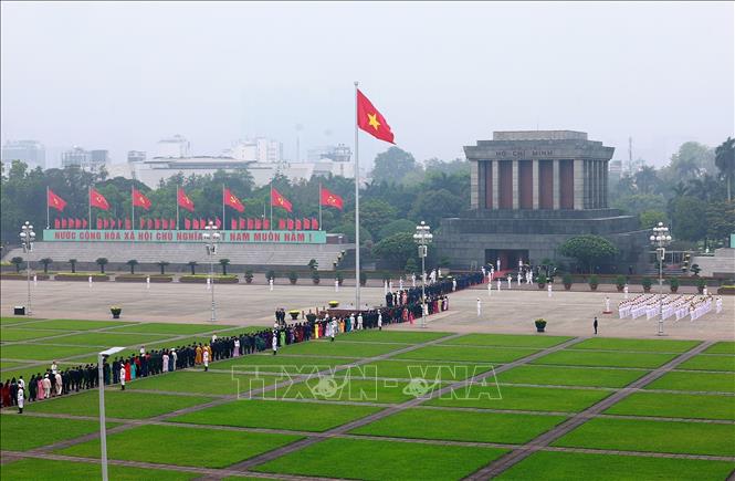 Đại biểu Quốc hội khóa XVI vào Lăng viếng Chủ tịch Hồ Chí Minh. Ảnh: Dương Giang/TTXVN
