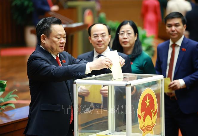 Các đại biểu Quốc hội bỏ phiếu bầu Chủ tịch nước. Ảnh: Dương Giang/TTXVN
