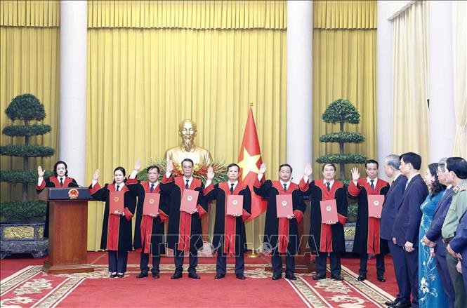 Các Thẩm phán Tòa án nhân dân Tối cao tuyên thệ sau khi nhận Quyết định bổ nhiệm. Ảnh: Thống Nhất/TTXVN
