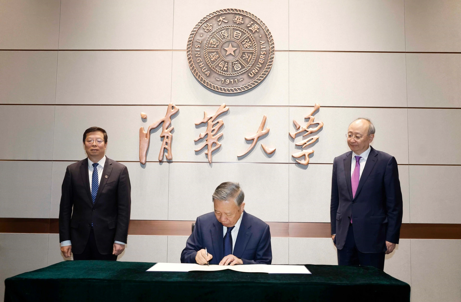 Tổng Bí thư, Chủ tịch nước Tô Lâm viết lưu bút tại Đại học Thanh Hoa. (Ảnh: TTXVN)
