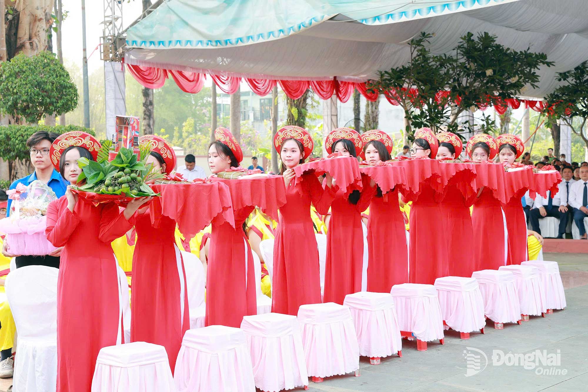 Delegations and people perform the pilgrimage ritual and offer sacrifices to the Hung Kings. Photo: Ngoc Thuan

