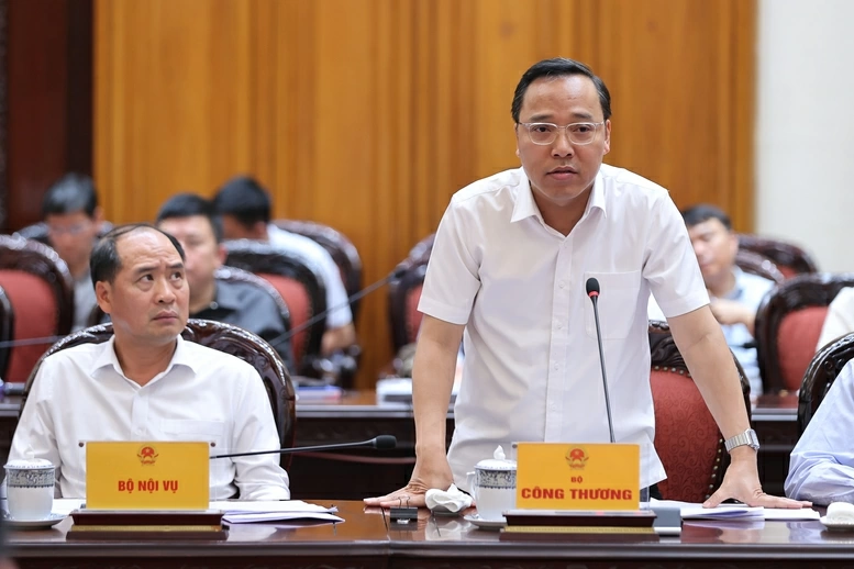 Đại diện Bộ Công Thương báo cáo - Ảnh: VGP/Nhật Bắc